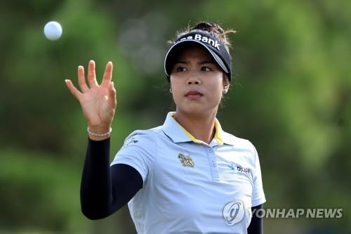 '대학 선수' 빨아들이는 LPGA…대학은 반발