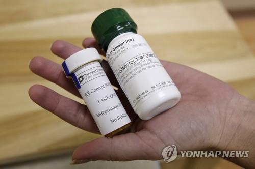 미 FDA 낙태약 규제 완화…"원격 처방받고 우편 수령 가능"