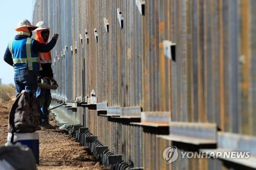 미 텍사스, 멕시코 접경에 자체 '강철 장벽' 건설 개시