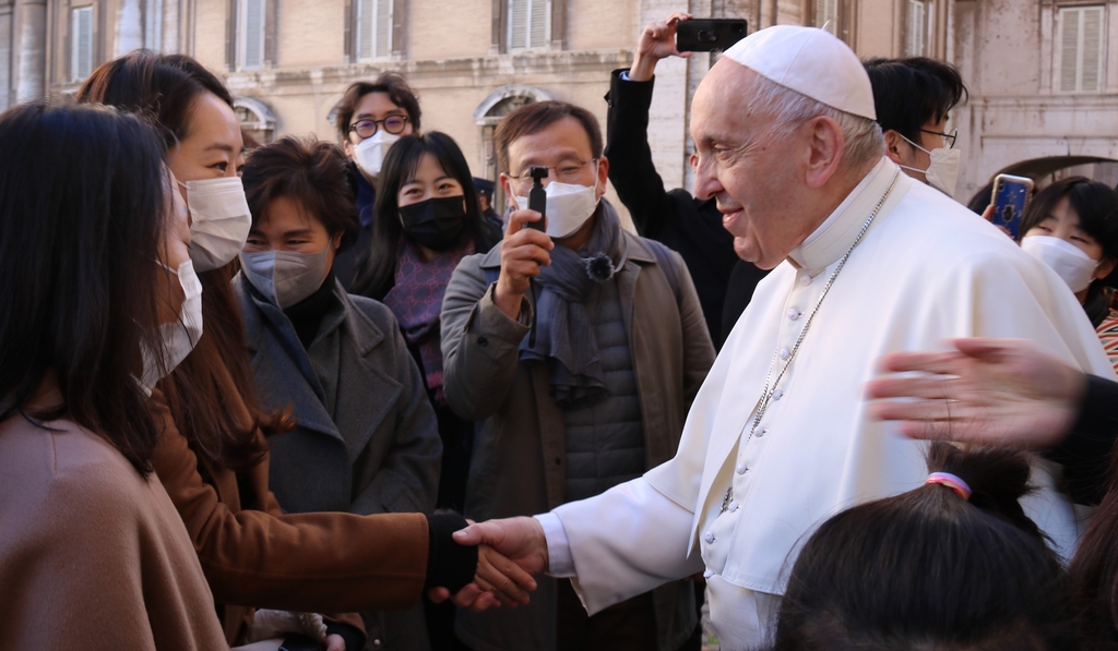 교황, 로마 한인신자들과 특별한 첫 만남…'셀카'도 흔쾌히