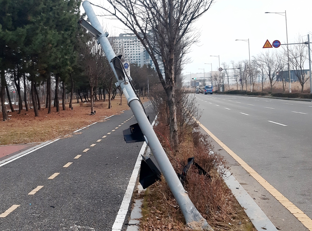 술 마시고 차 몰다 신호등 '쾅'…40대 운전자 입건