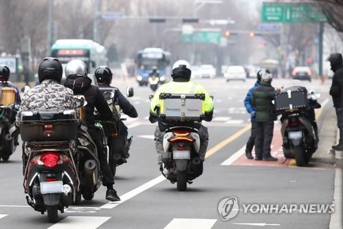 "상인은 가뜩이나 어려운데"…배달 업체 요금인상에 시름