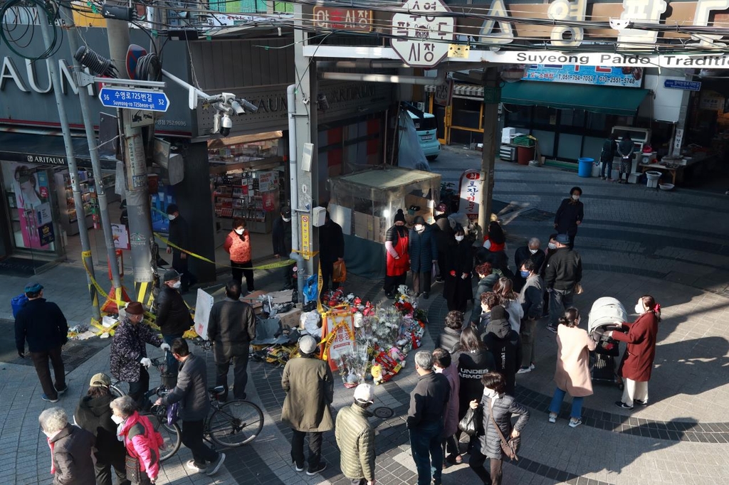 "하늘에선 사고 없길"…부산 승용차 돌진사고 현장에 추모행렬