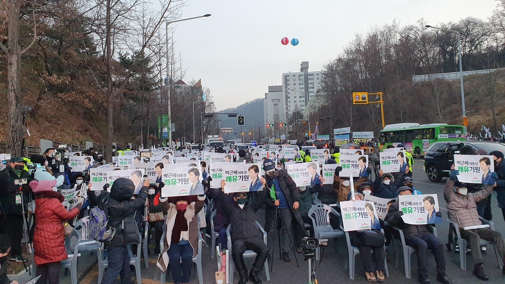 [박근혜 사면] 지지자들 환영 집회로 삼성서울병원 인파(종합)