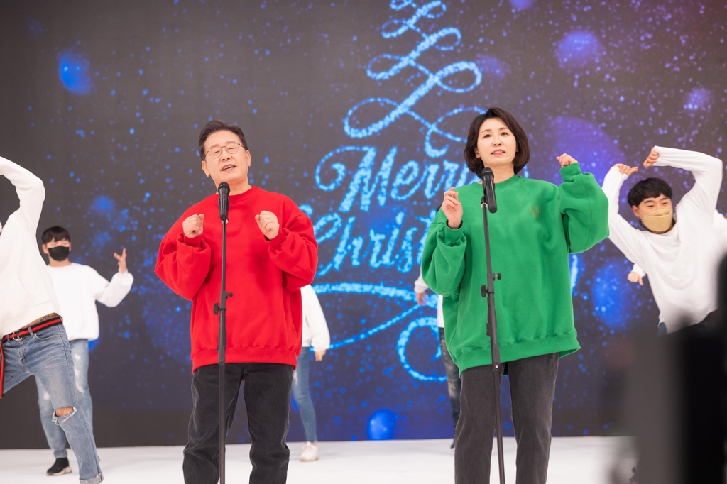 산타 변신 이재명 '헤이마마' 춤추며 "오늘만큼은 즐거운 하루"