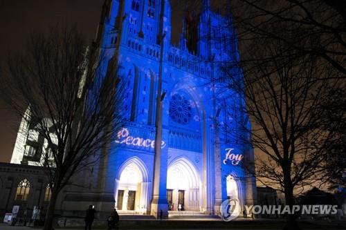 오미크론에 미 우울한 성탄 연휴…신규확진 18만명·예배 줄취소