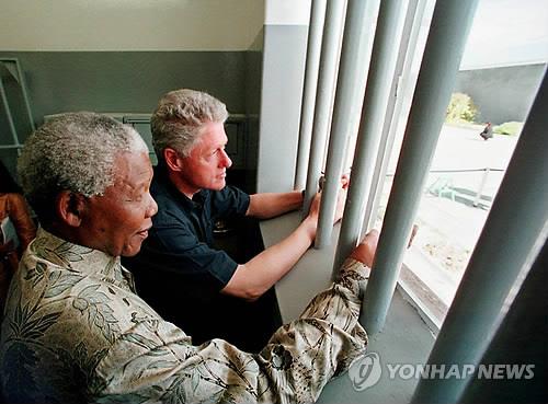 넬슨 만델라 감옥 열쇠 경매에…남아공 정부 '안돼'