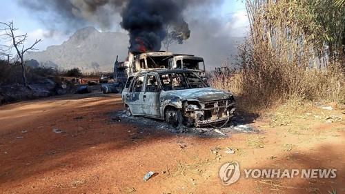 미얀마군 잔학행위 어디까지…"시신 30여구 불에 탄 채 발견"(종합)