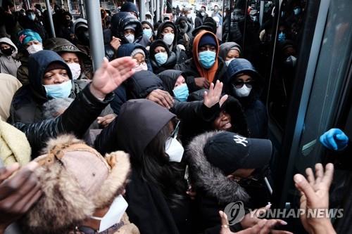 美, 코로나 감염 수직상승…약1년 만에 하루 확진자 20만명 넘어