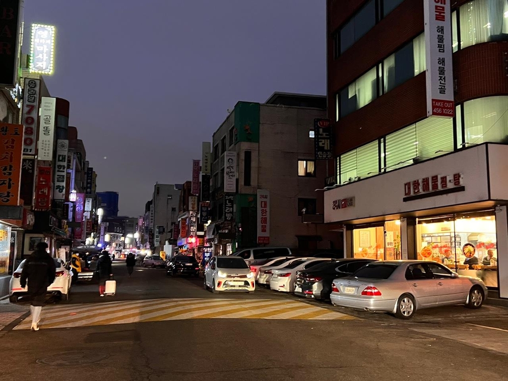 화난 자영업자들 간판 조명 껐다…"현실적인 보상해야"