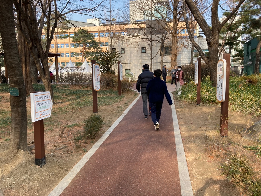 운동도 하고 치매예방 정보도 얻고…영등포구 '기억생생길' 조성