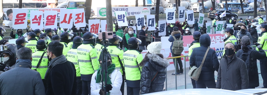 "정권교체"vs"후보사퇴"…윤석열 방문, 국힘 대구시당 앞 신경전