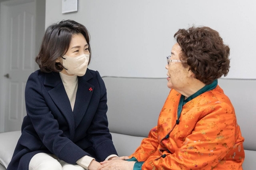 尹 TK 방문 기간 남편 대신 TK 찾은 김혜경…이재명 "결혼 잘해"(종합)