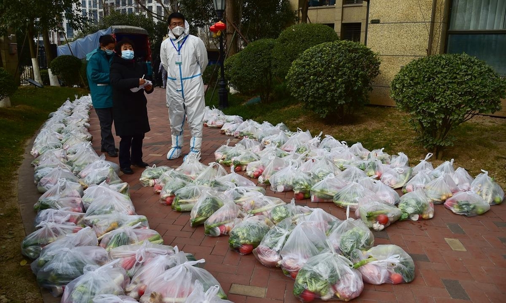 '도시봉쇄' 중국 시안 식자재 공급 비상…"빵조각으로 연명"