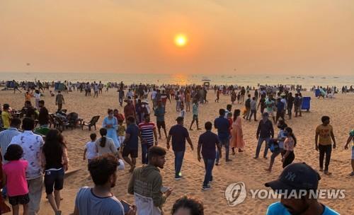 감염자 급증하는데…인도 유세장·해변 '나몰라 인파' 바글바글