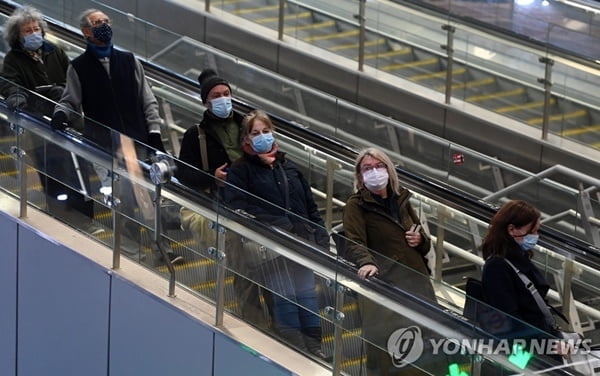 "팬데믹 끝보다 시작에 가깝다…원점 돌아갈 수도"