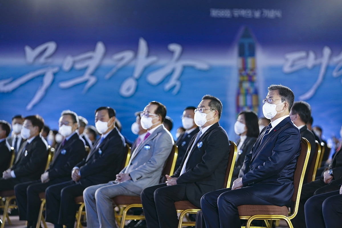 문 대통령은 6일 오전 서울 코엑스에서 열린 ‘제58회 무역의 날 기념식’에 참석했다. (청와대 제공)