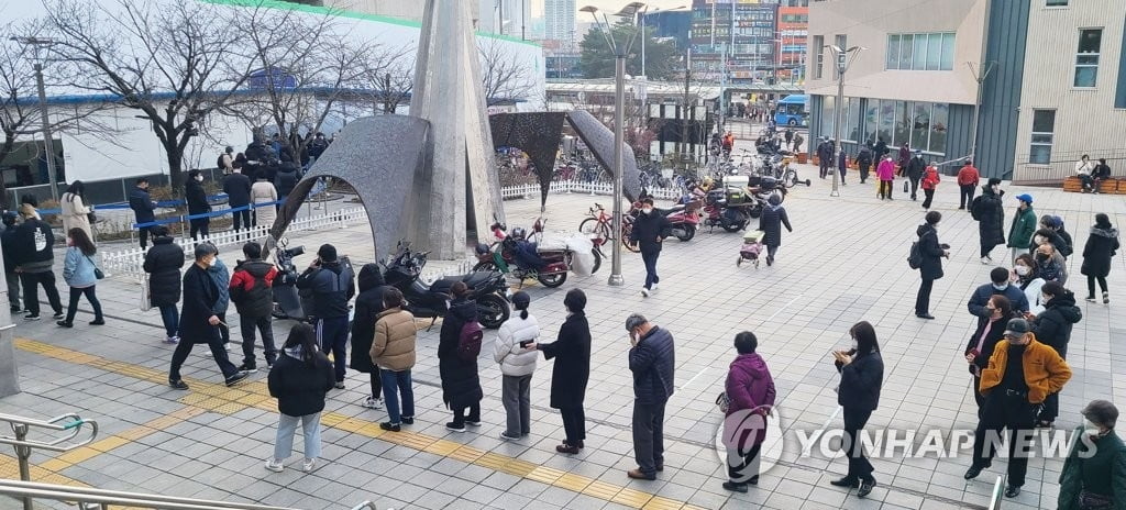 오후 9시까지 전국서 3,558명 확진…7일 4천명대 초반 웃돌듯