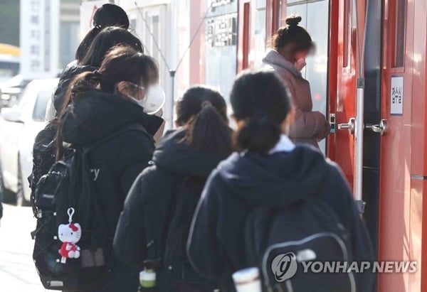 "청소년 이상반응 우려 낮다…백신접종 강력 권고"