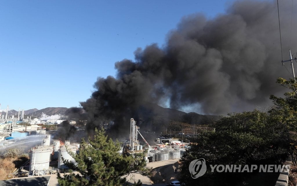 여수산단 화학공장 폭발·화재 사고…3명 사망