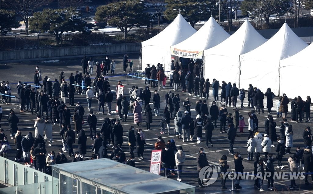 오후 9시까지 4,896명 확진…일요일 동시간대 최다