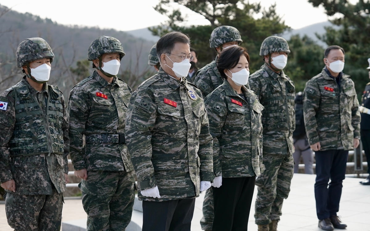 문 대통령이 23일 백령도를 찾아 군 장병들을 격려했다. (청와대 제공)