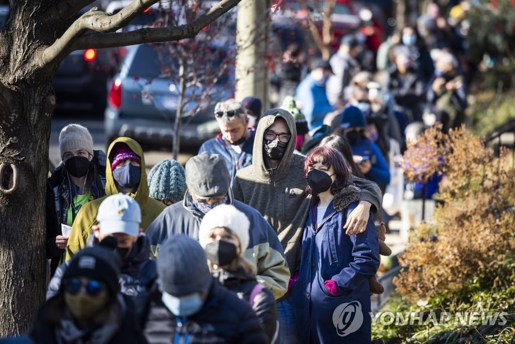 전 세계서 하루 최다 신규 확진…내년초 30억명 감염 예측