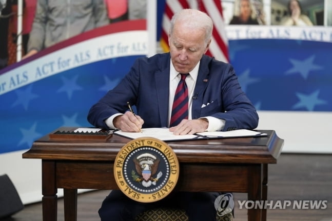 '중국 신장 상품 수입금지법' 서명하는 바이든(연합뉴스 사진)