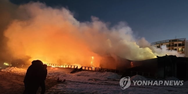 강릉 사근진해변 민박서 화재…헬기 동원 진화 중