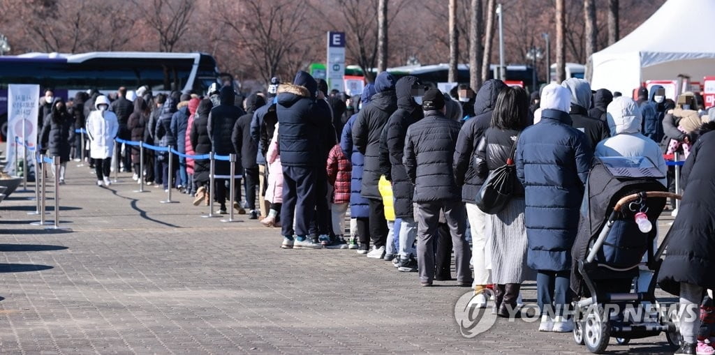 오후 9시까지 전국서 3,539명 확진…어제보다 235명 ↓