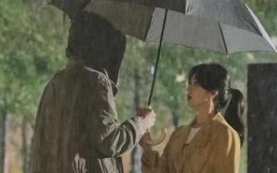 송혜교♥장기용, 빗속 만남...한 우산 아래 두 사람[TEN★]