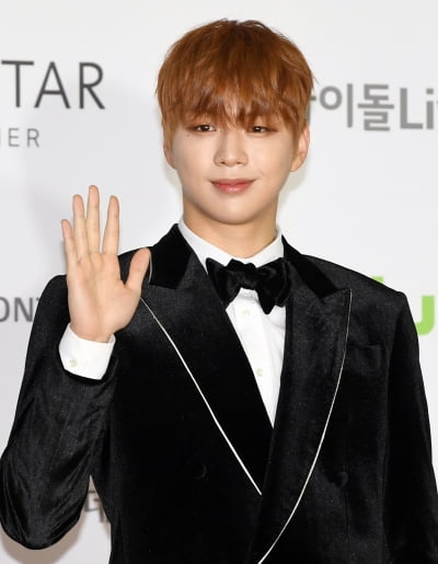 [TEN 포토] 강다니엘 '미소년 벗고 차도남'