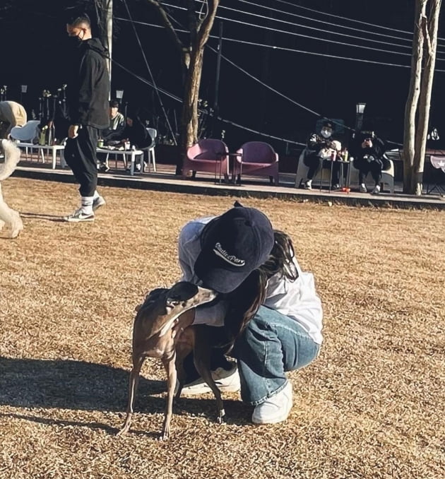 '최우성♥' 김윤지, 얼굴 크기가 반려견과 비슷…카페서 주말 힐링 [TEN★]