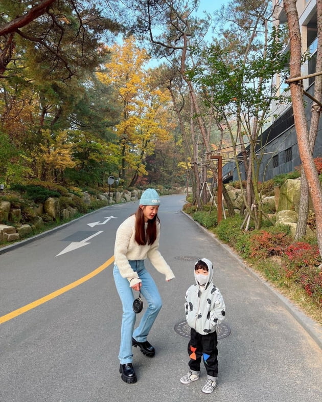 '사업가♥' 이시영, 아들과 북한산뷰 P호텔 호캉스…명품 C사는 머리에·D사는 등에 [TEN★]