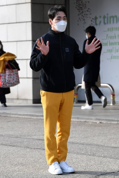 [TEN 포토] 박군 '해바라기 패션으로 시선집중'