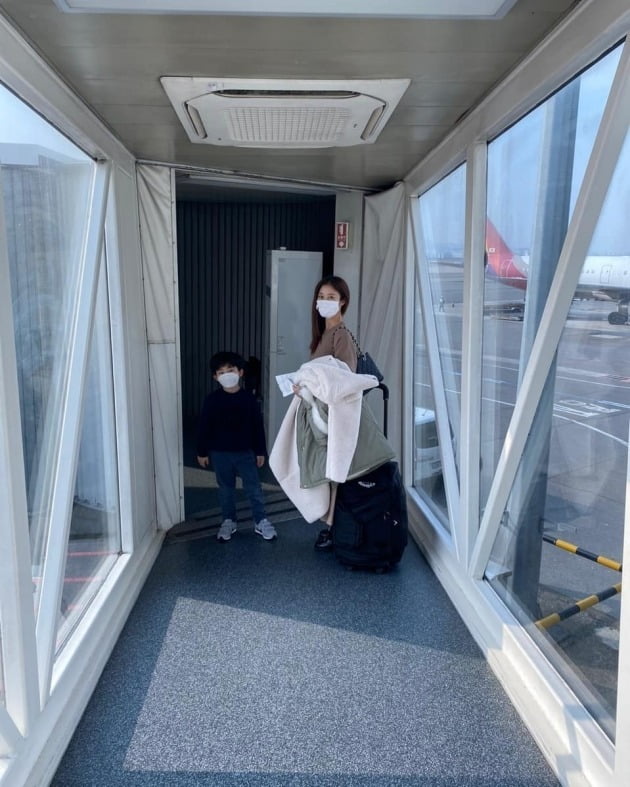 '싱글맘' 이지현, "비행기서 떠들어서 죄송합니다" 두 자녀와 떠난 제주도 여행  [TEN★]
