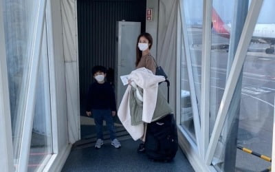 '싱글맘' 이지현, "비행기서 떠들어서 죄송합니다" 두 자녀와 떠난 제주도 여행  [TEN★]