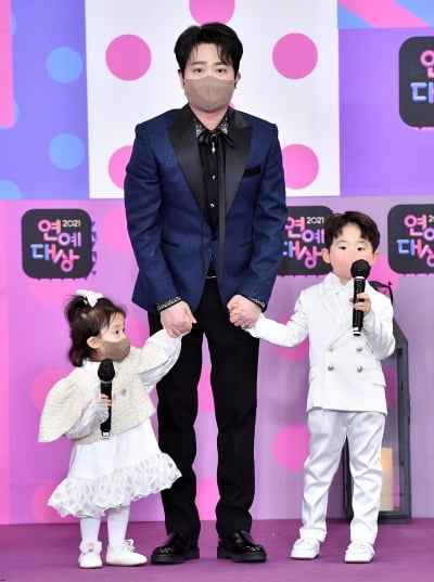 [TEN 포토] 박현빈 '사랑스러운 아들과 딸'(2021 KBS 연예대상)