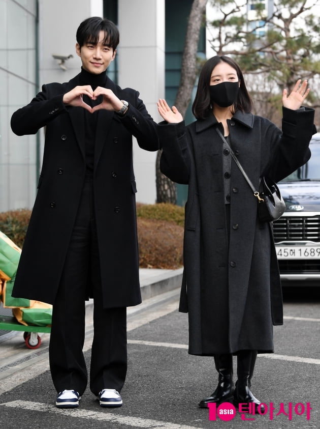 [TEN 포토] '옷소매' 이준호-이세영 '블랙 코트룩으로 깔맞춤'