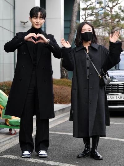 [TEN 포토] '옷소매' 이준호-이세영 '블랙 코트룩으로 깔맞춤'