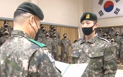 서강준, 신병교육대서 1위 표창...늠름한 자태