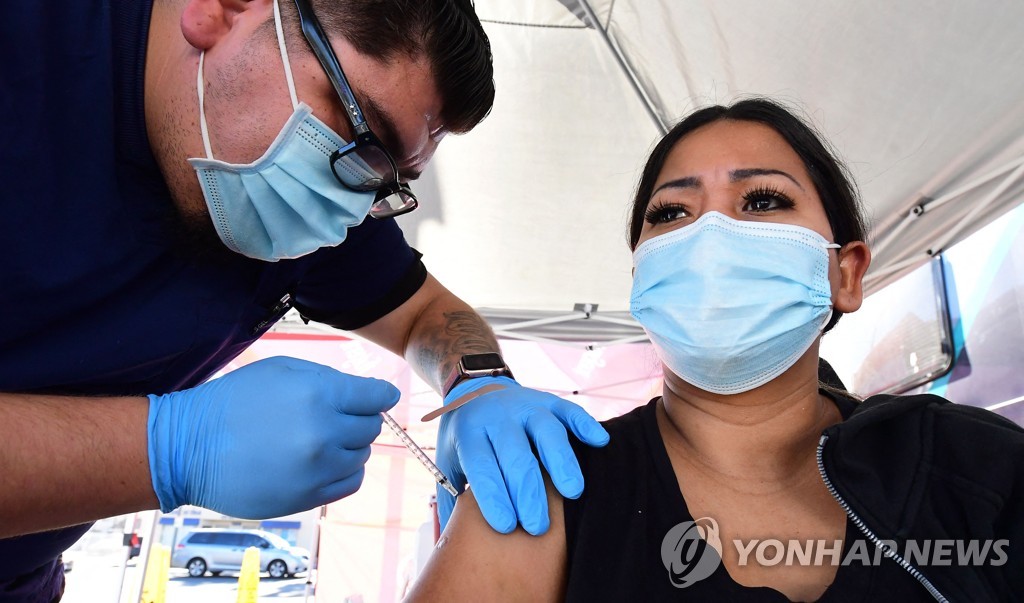 미국인 백신 미접종자 30%, 오미크론 우려에 "접종 고려"