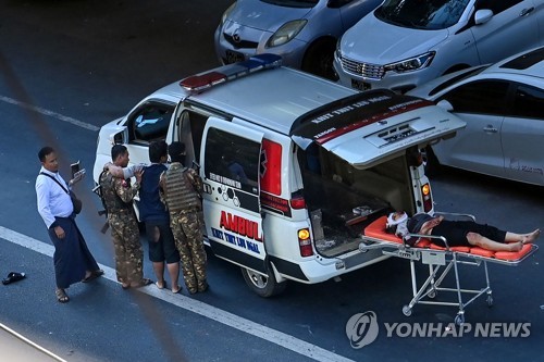 [미얀마르포] '시위대에 차량 돌진'…양곤 민심 "살인자들" 분노