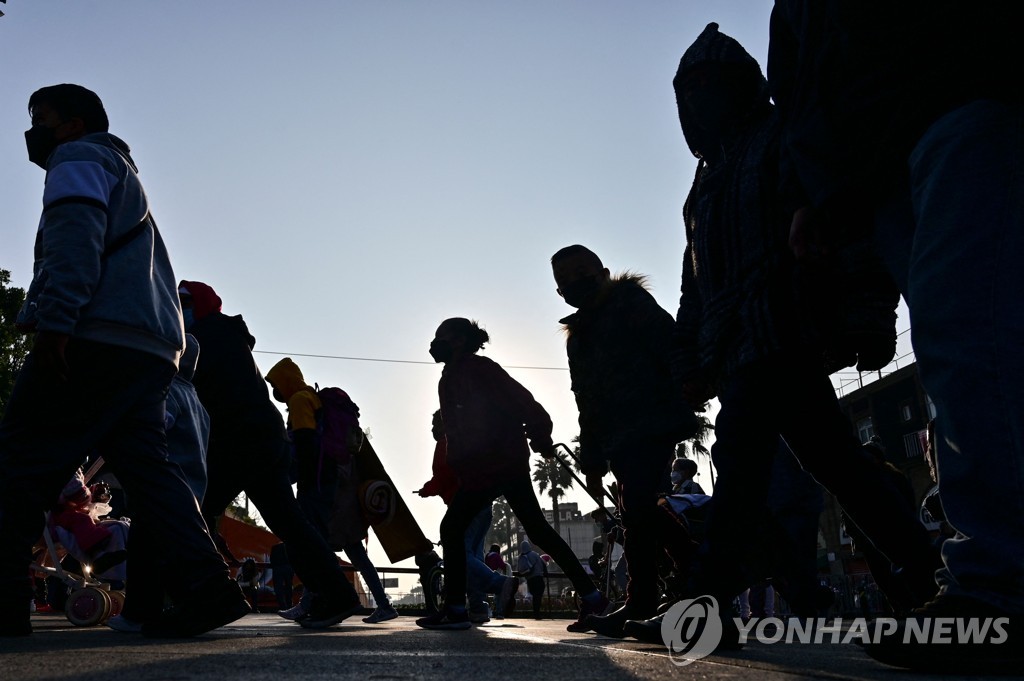 [월드&포토] 멕시코 과달루페 대성당에 다시 돌아온 성지순례객