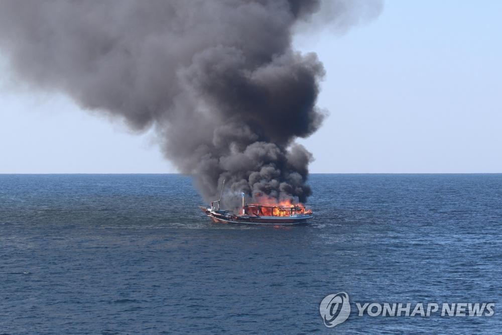 오만海서 마약 운반선 화재…미국 해군 "이란인 선원 구조"