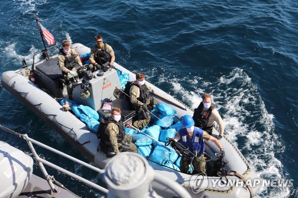 오만海서 마약 운반선 화재…미국 해군 "이란인 선원 구조"