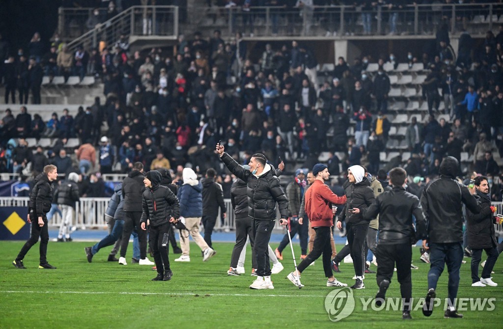 프랑스 프로축구에서 관중 난동으로 경기 중단