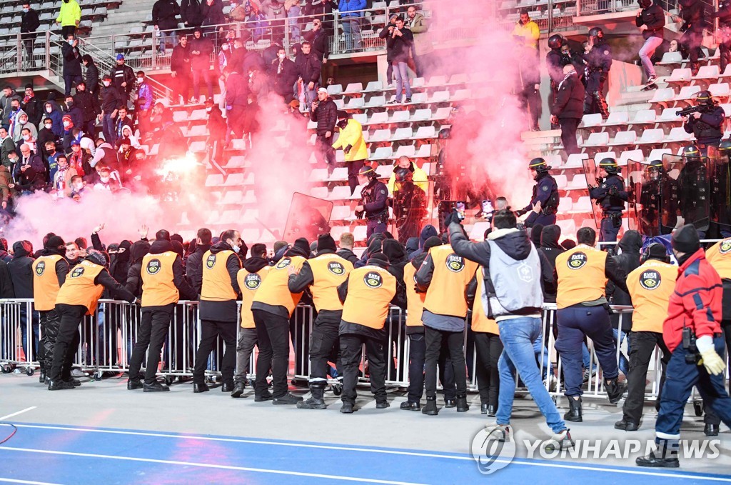 프랑스 프로축구에서 관중 난동으로 경기 중단