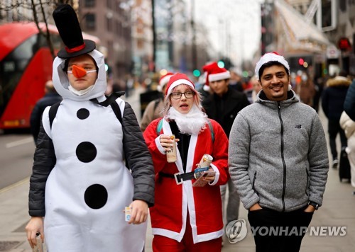 영국 총리 "성탄절 전 방역강화 안 해"…신규확진 9만명선 유지(종합)