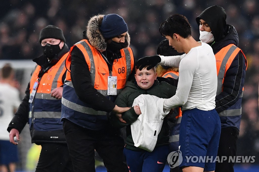 '손타클로스' 손흥민, 그라운드 난입 어린이에게 유니폼 선물